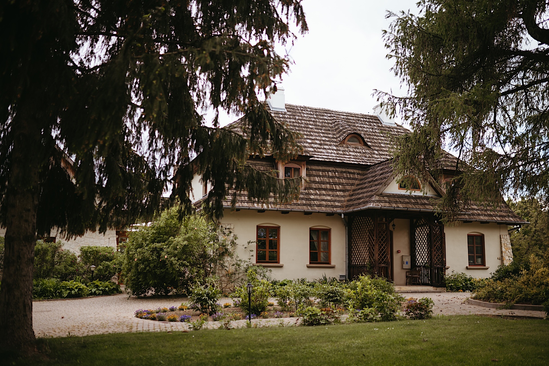 ślub plenerowy Kazimierz Dolny, Folwark Walencja. polski ślub w plenerze. letni ślub w dworku, folwarku. klimatyczny boho ślub plenerowy. Rustykalne dekoracje na ślubie. Fotograf Nowy Sącz Kraków Warszawa Kazimierz Dolny.