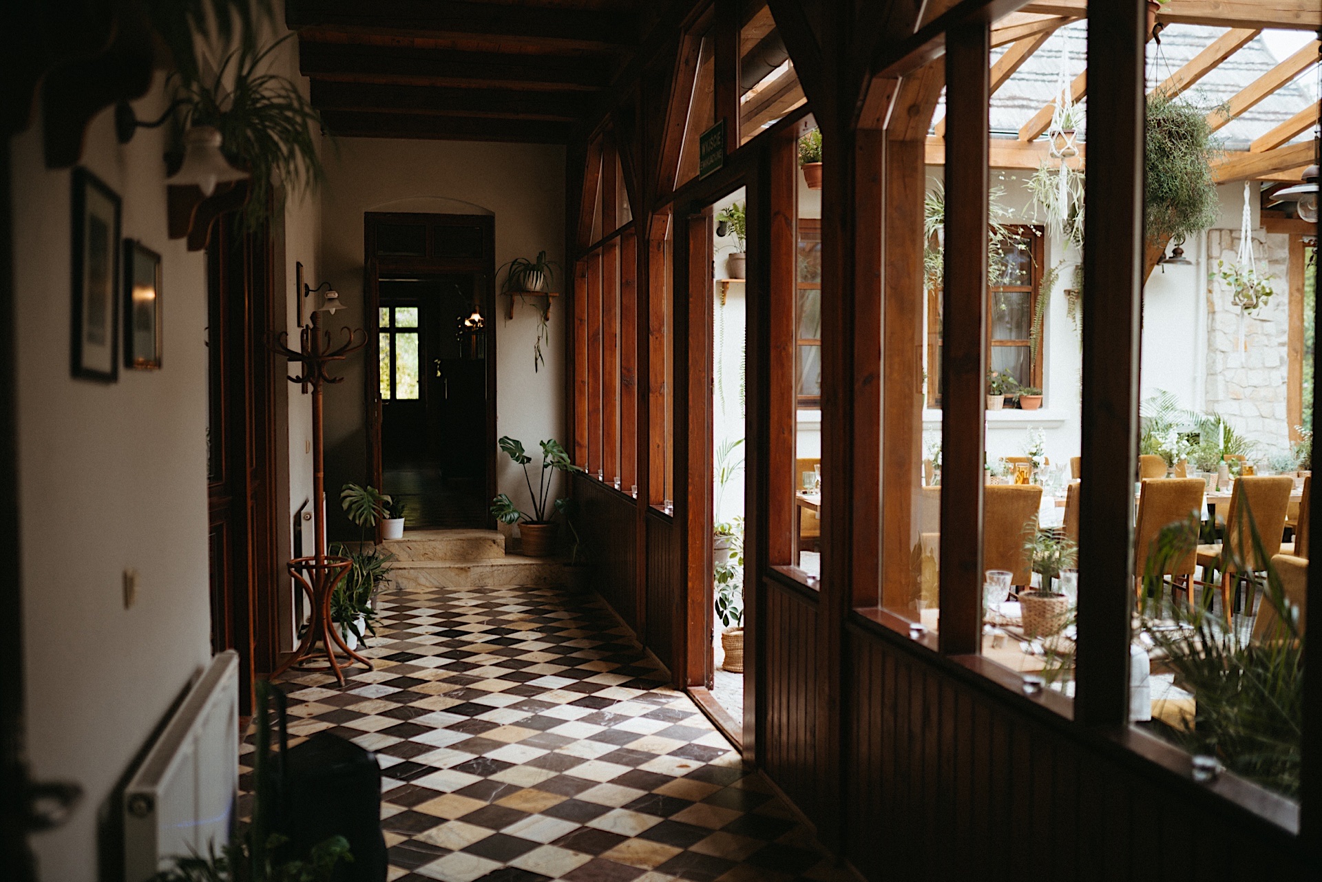 ślub plenerowy Kazimierz Dolny, Folwark Walencja. polski ślub w plenerze. letni ślub w dworku, folwarku. klimatyczny boho ślub plenerowy. Rustykalne dekoracje na ślubie. Fotograf Nowy Sącz Kraków Warszawa Kazimierz Dolny.