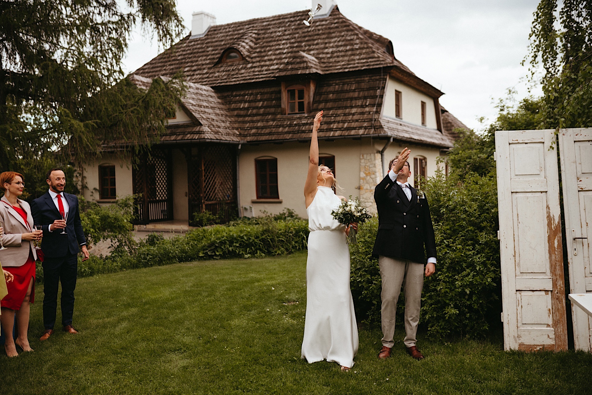 ślub plenerowy Kazimierz Dolny, Folwark Walencja. polski ślub w plenerze. letni ślub w dworku, folwarku. klimatyczny boho ślub plenerowy. Rustykalne dekoracje na ślubie. Fotograf Nowy Sącz Kraków Warszawa Kazimierz Dolny.