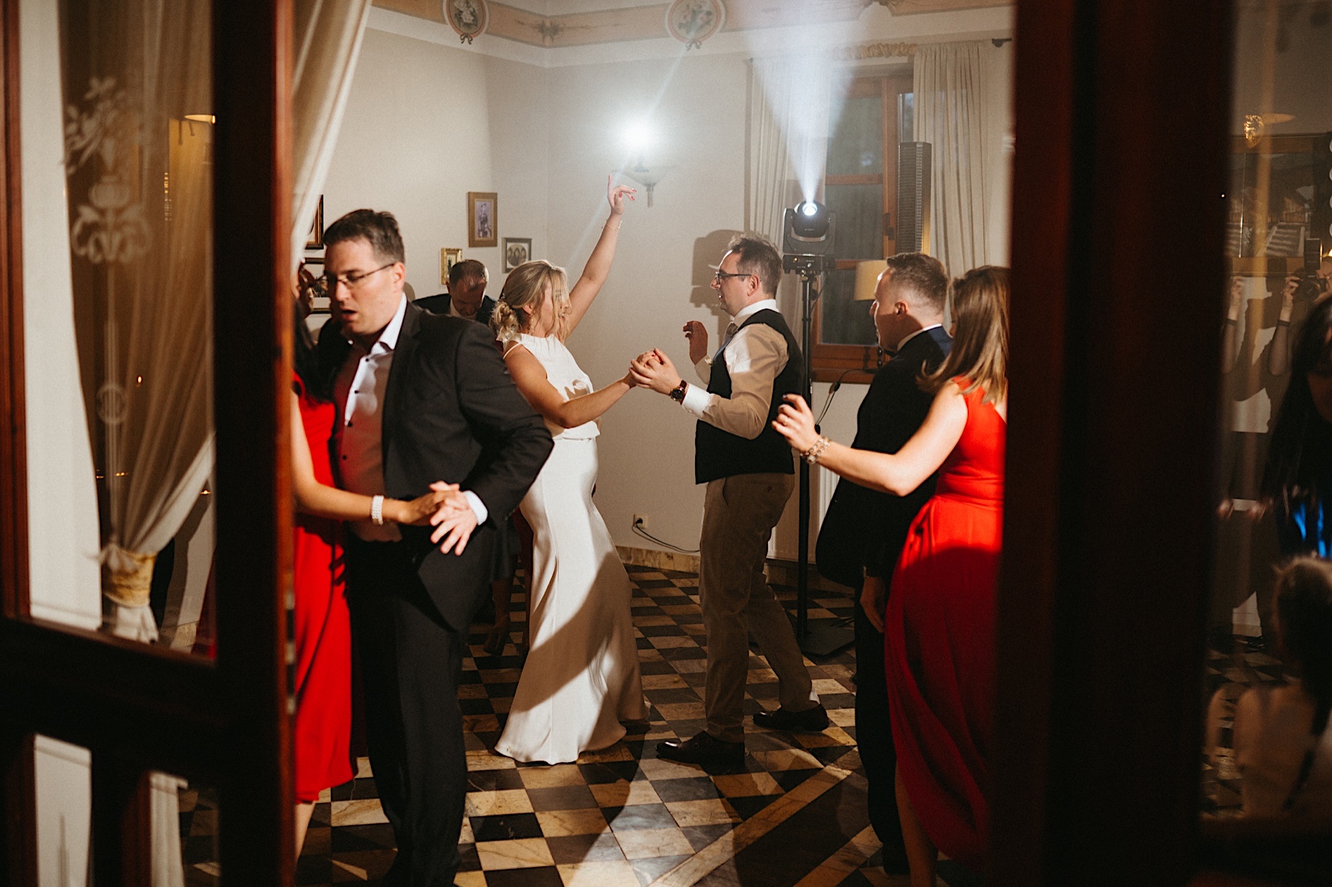 ślub plenerowy Kazimierz Dolny, Folwark Walencja. polski ślub w plenerze. letni ślub w dworku, folwarku. klimatyczny boho ślub plenerowy. Rustykalne dekoracje na ślubie. Fotograf Nowy Sącz Kraków Warszawa Kazimierz Dolny.