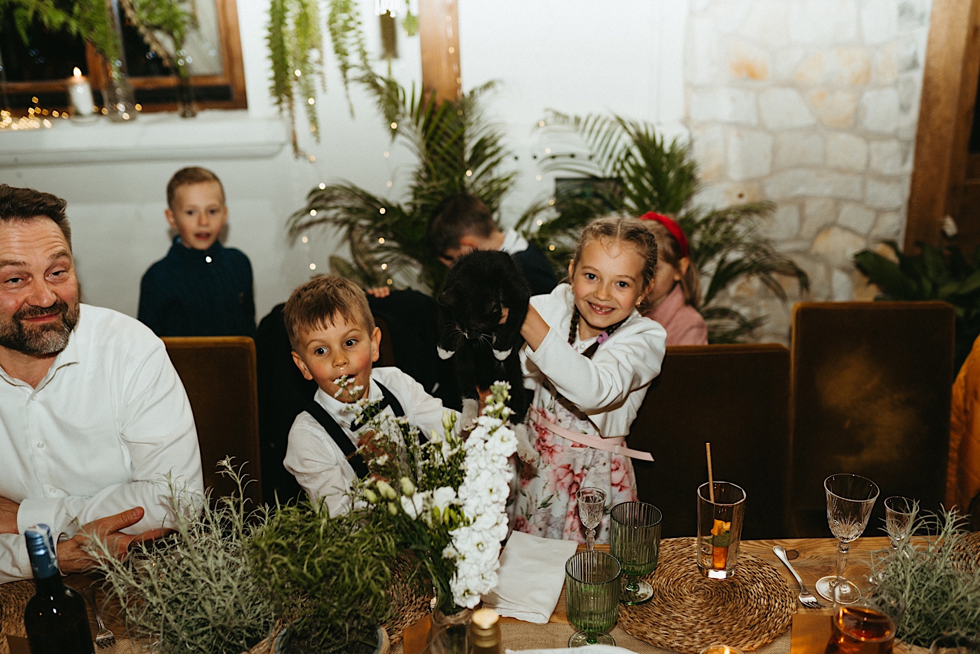 ślub plenerowy Kazimierz Dolny, Folwark Walencja. polski ślub w plenerze. letni ślub w dworku, folwarku. klimatyczny boho ślub plenerowy. Rustykalne dekoracje na ślubie. Fotograf Nowy Sącz Kraków Warszawa Kazimierz Dolny.