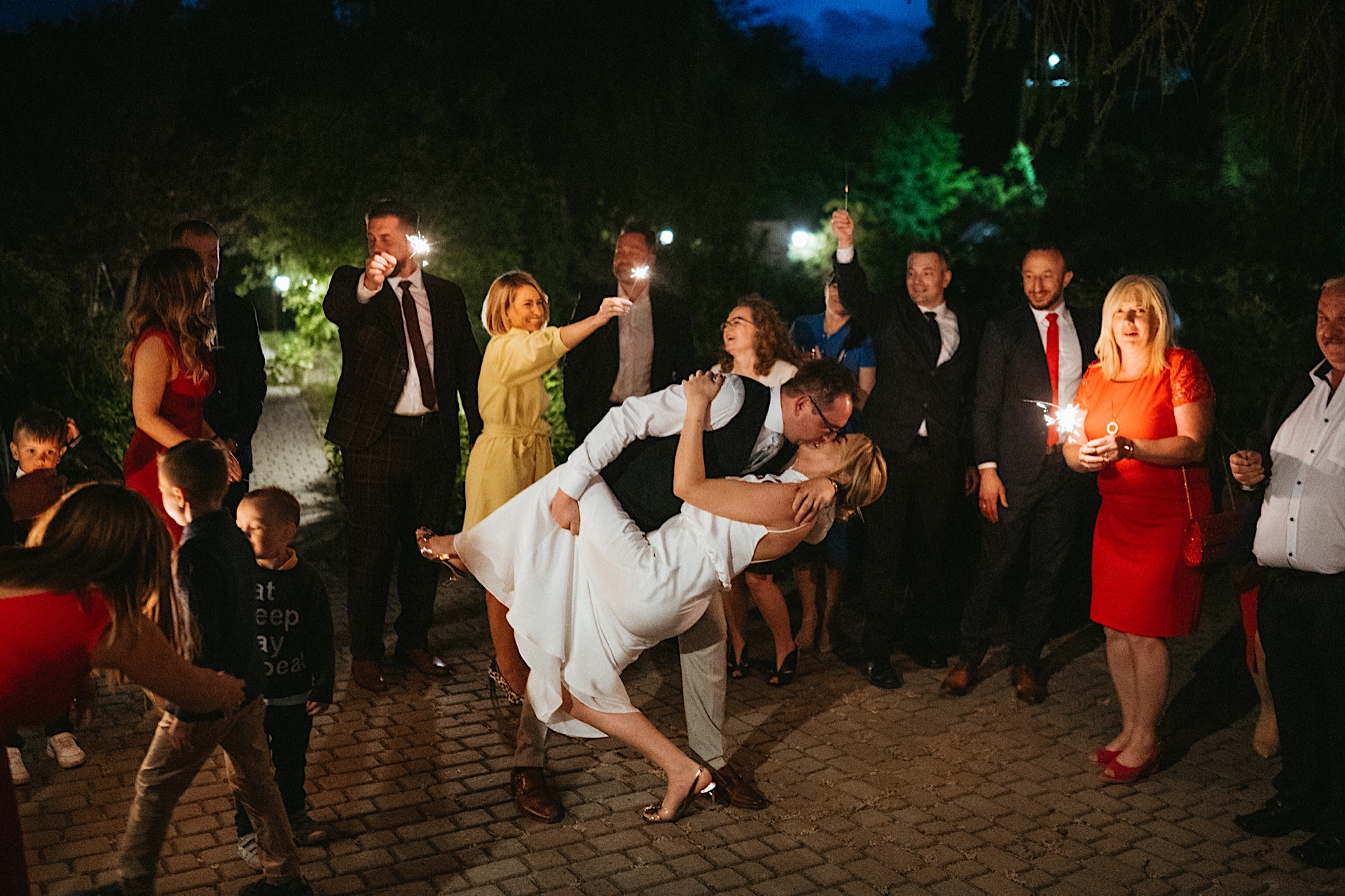 ślub plenerowy Kazimierz Dolny, Folwark Walencja. polski ślub w plenerze. letni ślub w dworku, folwarku. klimatyczny boho ślub plenerowy. Rustykalne dekoracje na ślubie. Fotograf Nowy Sącz Kraków Warszawa Kazimierz Dolny.